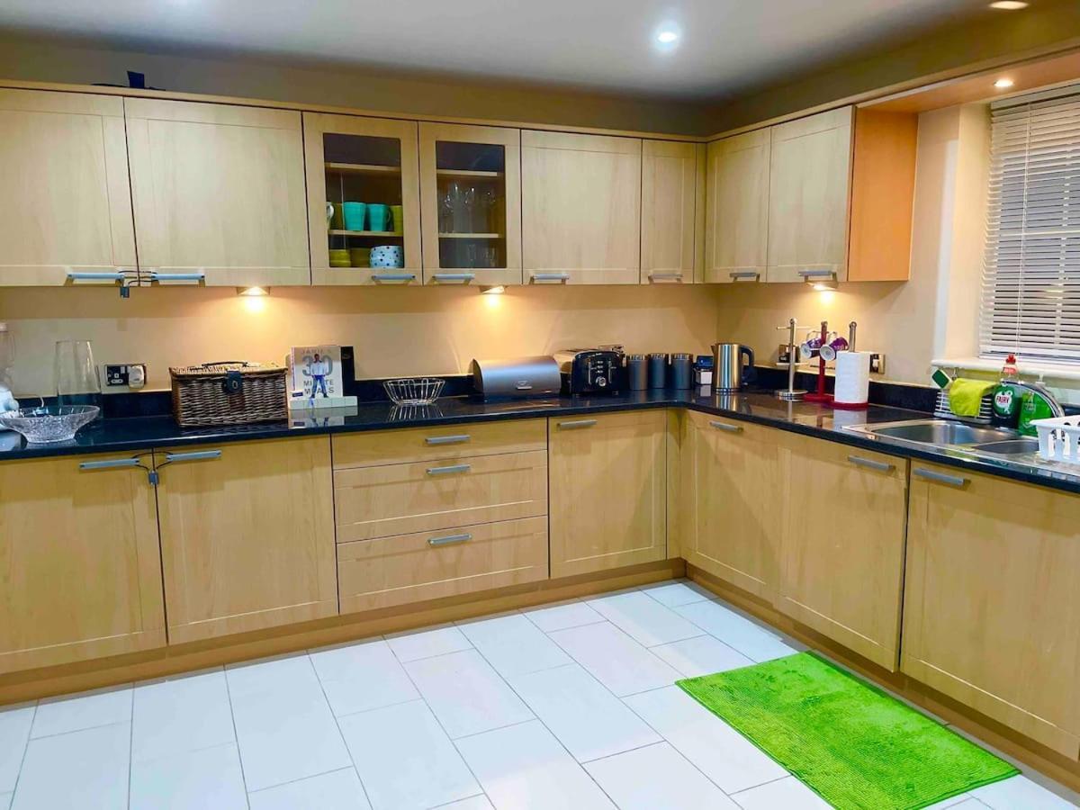 Luxurious Executive 4 Bedroom Whole Home | For 10 เฮนโซล ภายนอก รูปภาพ