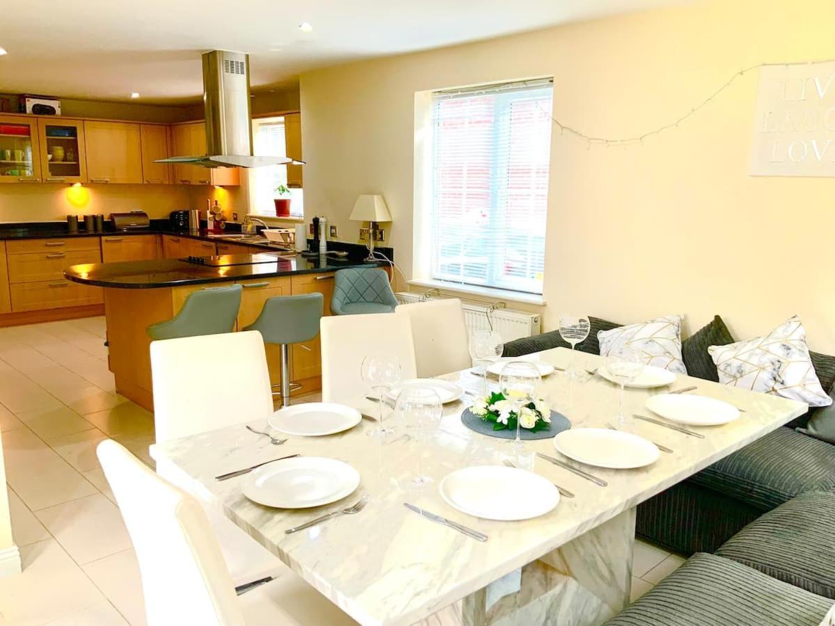 Luxurious Executive 4 Bedroom Whole Home | For 10 เฮนโซล ภายนอก รูปภาพ